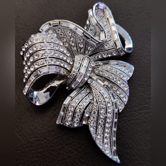 Spectacular Bow Tie Crystal Brooch - Picture 8 of 16
